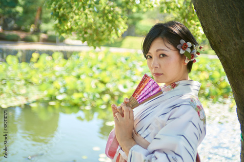 日本のお城と着物姿の日本人の女性