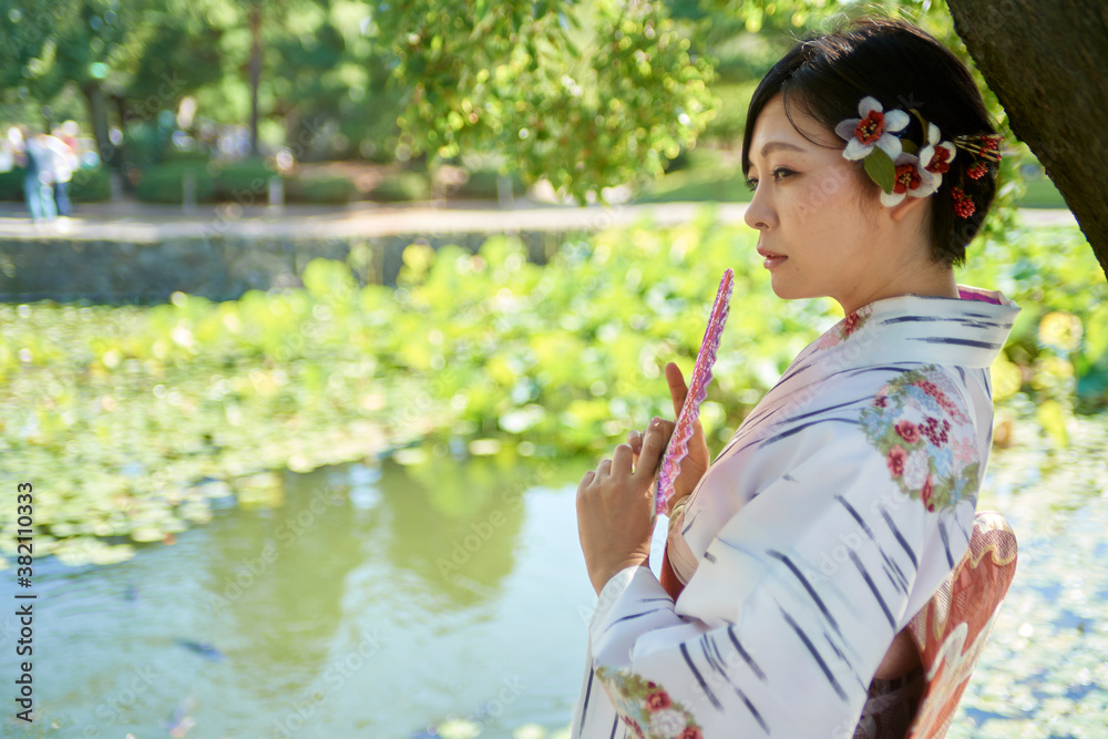 日本のお城と着物姿の日本人の女性 日本のお城と着物姿の日本人の女性
