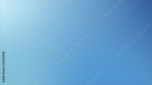 青と水色のグラデーション背景。空や海を連想させる美しい色のループ素材。
