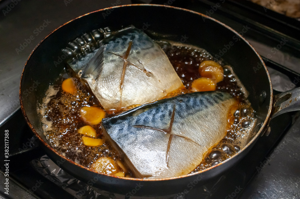 サバの煮付け(調理中)