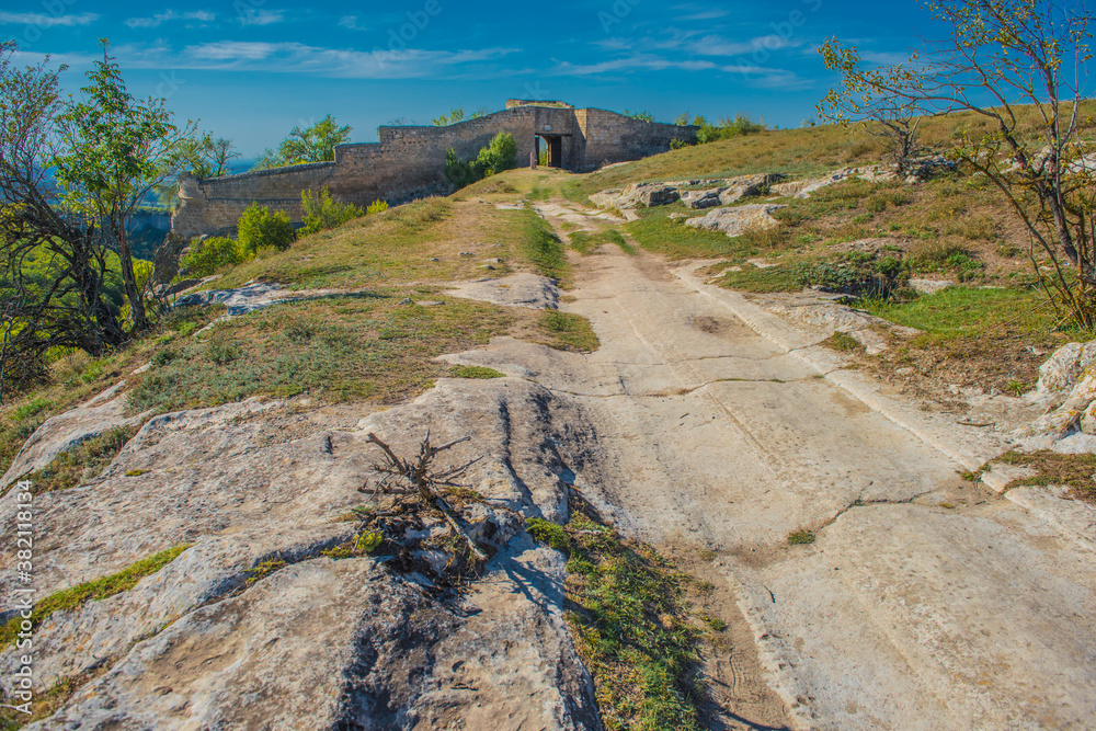 Obraz premium the remains of a medieval fortress city (according to other sources - a monastery) Tepe-Kermen, covering the upper part of the mountain in several tiers