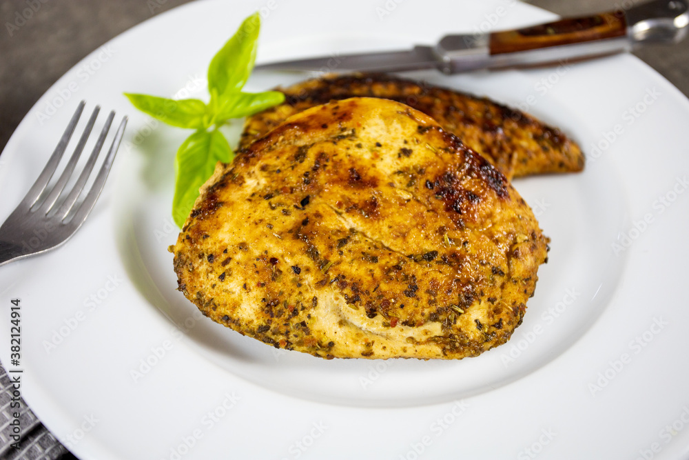 escalope de poulet grillée dans une assiette escalope de poulet grillée dans une assiette