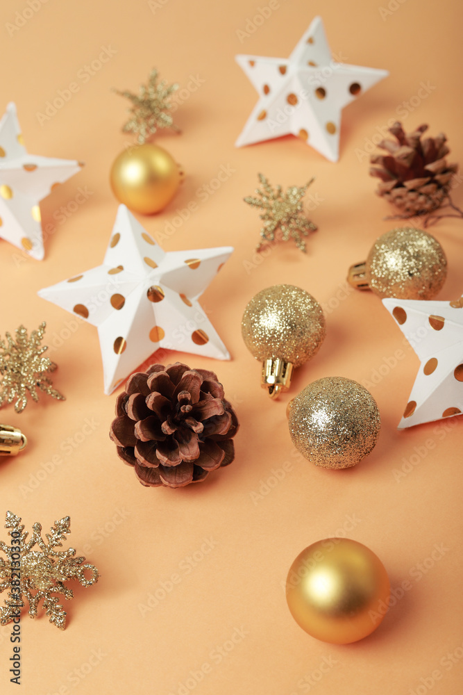 adornos de navidad en picado con estrellas de papel bambalinas en dorado  mate y bolas de navidad con purpurina tambien estrellas de papel y copos de  nieve dorados foto de Stock |