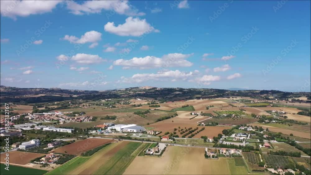 Montecosaro - Die Stadt Montecosaro in Italien aus der Luft Montecosaro - Die Stadt Montecosaro in Italien aus der Luft