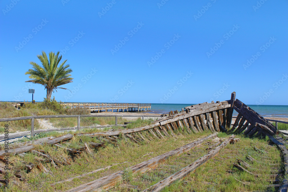 Gabarra varada de Santa Pola, España