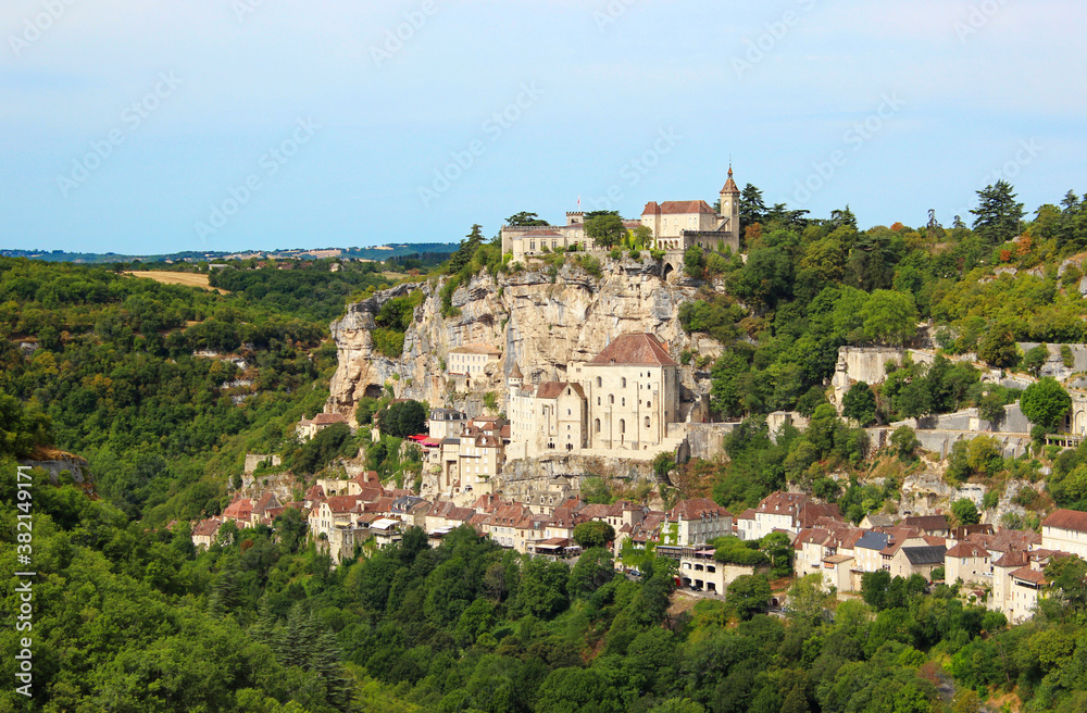 Vue en contre bas sur le typique village de Rocamadour dans le Périgord