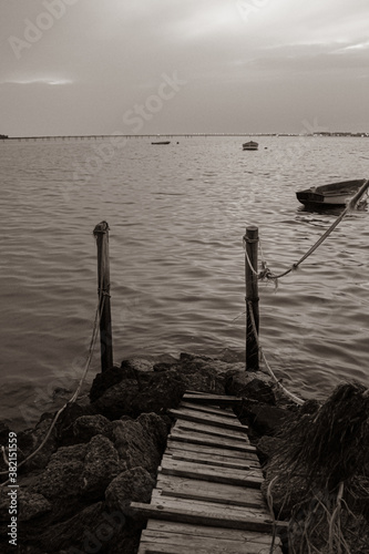 Muelle en mar de madera