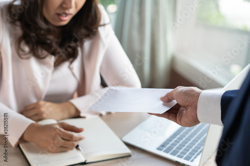 Tableau sur toile manager sending Dismissal letter to employee to layoff due to financial problem