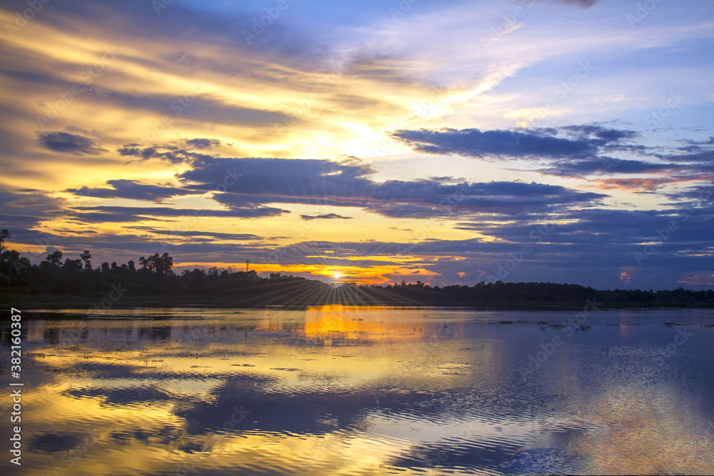 Obraz premium sunset on the river