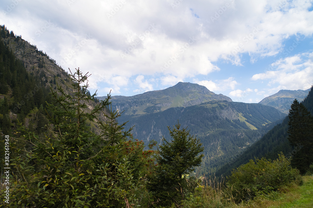 Herbstliche Berglandschaft in den Alpen in Österreich, Blick ins Tal