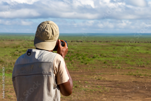 Auch der Guide fotografiert die riesigen Gnuherden im Serengeti-Nationalpark im Norden Tansanias © Klaus Heidemann