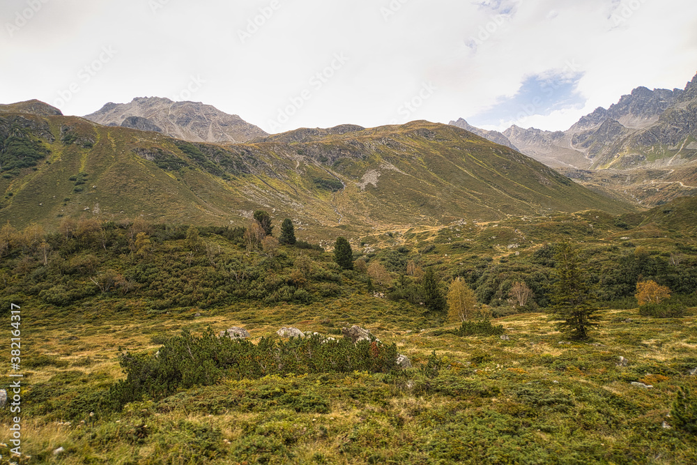 Berglandschaft in den Alpen in Österreich im Herbst 