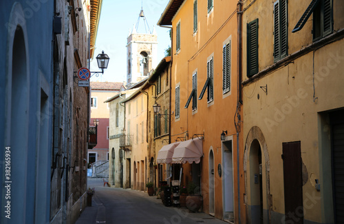 Alley in the town of San Quirico D'Orcia © Stefano