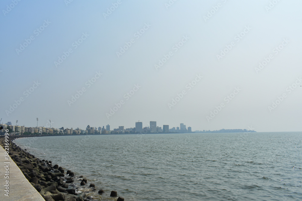 Obraz premium View of mumbai Queens necklace with beautiful blue water