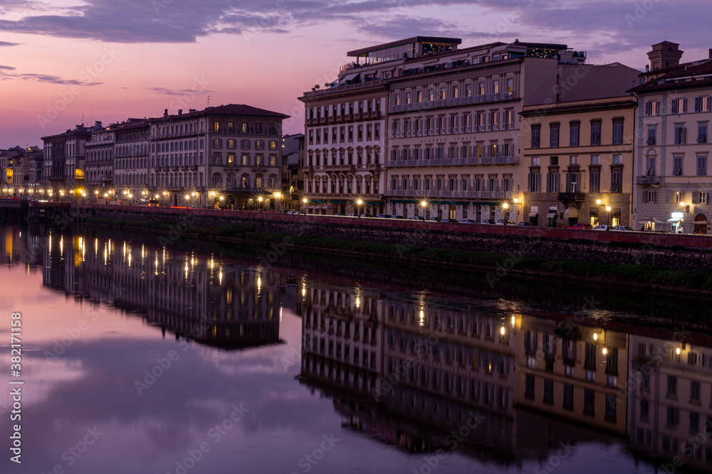 Vue du fleuve l'Arno à Florence, Italie au coucher de soleil.