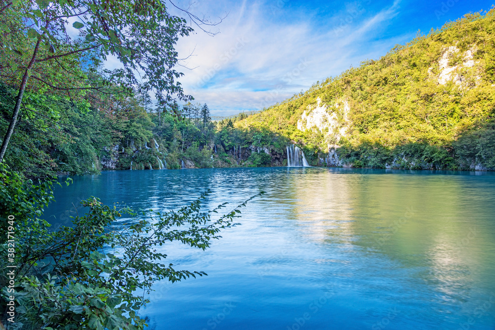 Fototapeta premium View on idyllic lake in the Plitvice lakes national park in Croatia during daytime