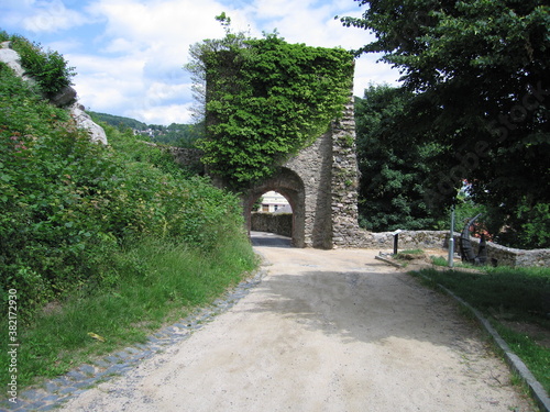 Burgtor mit Mauer und Efeubewachsen in Lindenfels photo