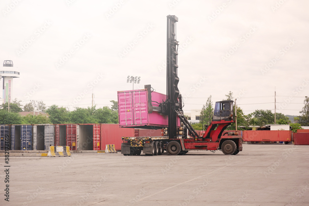 Inland shipping of containers with a container handler Inland shipping of containers with a container handler