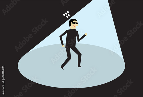 The thief was caught secretly in the dark