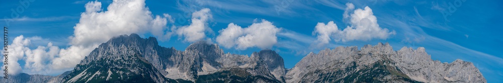 Wilder Kaiser Panorama mit Wolken im September