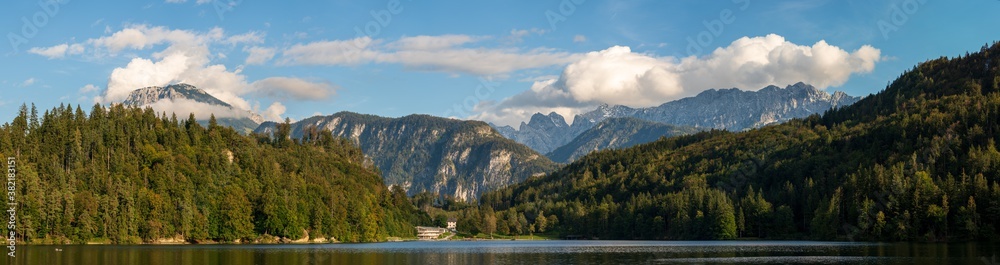 Wilder Kaiser und Hechtsee Panorama mit Wolken und ersten Schnee im September