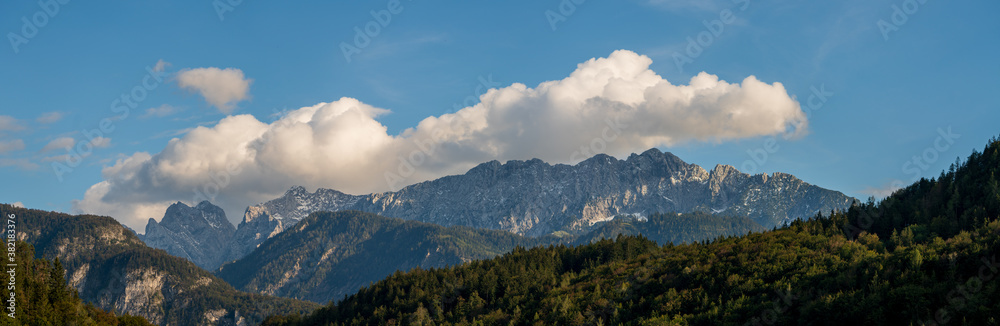 Wilder Kaiser Panorama vom Hechtsee mit Wolken und ersten Schnee im September