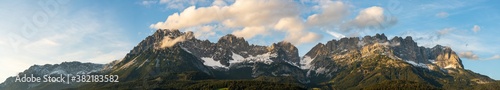Wilder Kaiser Panorama mit Wolken und ersten Schnee im September