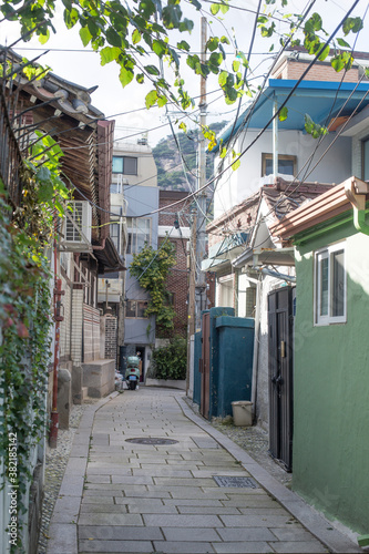 Fototapeta Naklejka Na Ścianę i Meble -  narrow alleyways and streets of village in seoul, south korea.