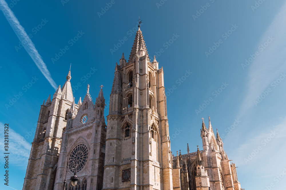 Image of the facade of the cathedral of León, Spain, on a sunny day