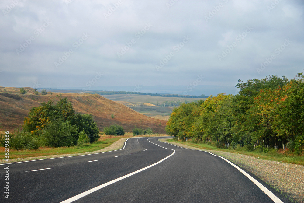 Obraz premium Highway landscape without moving cars at daytime