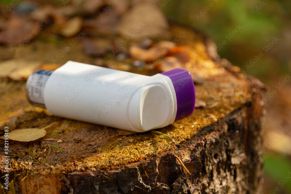 Obraz premium Inhaler on a tree stump