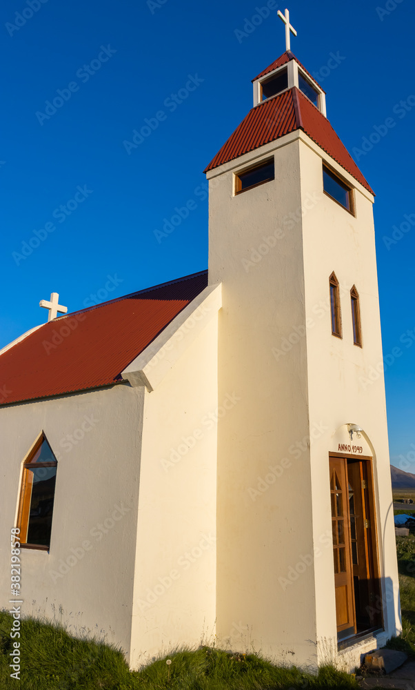 Fototapeta premium Eine kleine Kirche in Island