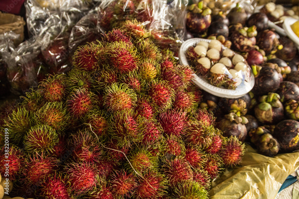 Fototapeta premium Rambután en un puesto de un mercado de tailandia.