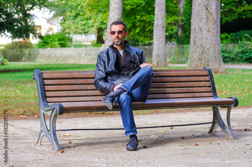 Portrait d un homme assis dans un parc