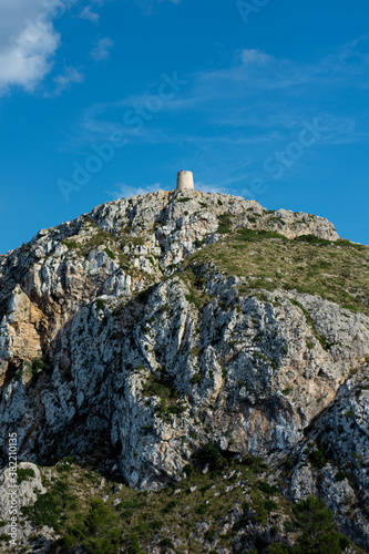 Torre aislada encima de montaña