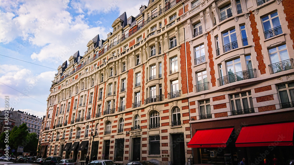 Obraz premium Brussels, Belgium - May 11, 2018: Wonderful Views Of The City Streets Of The Old Part Of Brussels On A Sunny Spring Day