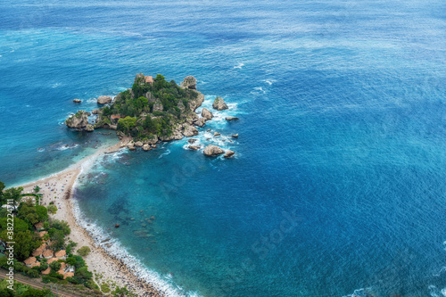 Insel Isola Bella im Mittelmeer an der Küste Siziliens mit Freiraum für individuelle Anpassungen