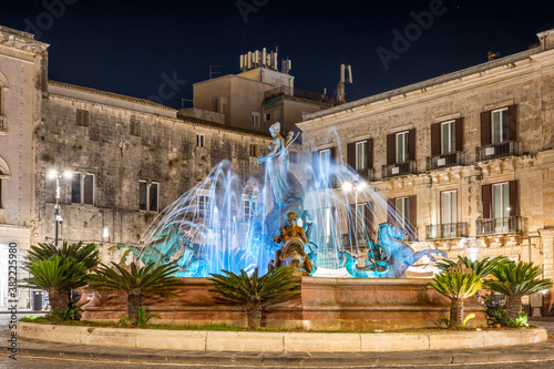 Brunnen der Artemis auf dem Archimedes Platz in der Altstadt von Ortygia