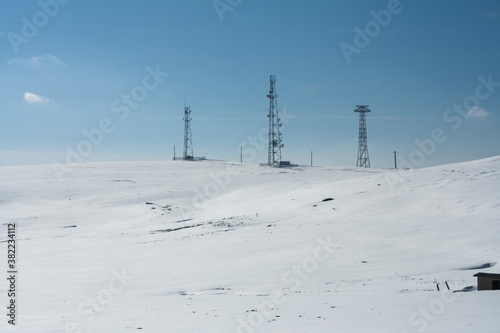 Einsame alte Sendemasten auf Hügel im Schnee, Rumänien, Winter