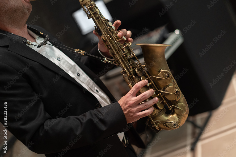 Naklejka premium musician playing a saxophone