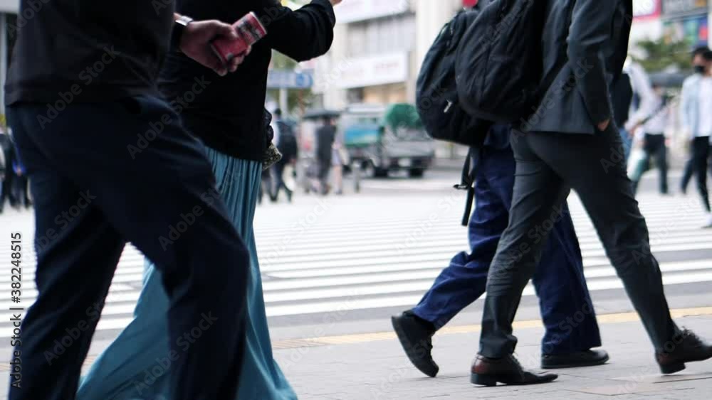 雨の日に出勤するビジネスマン