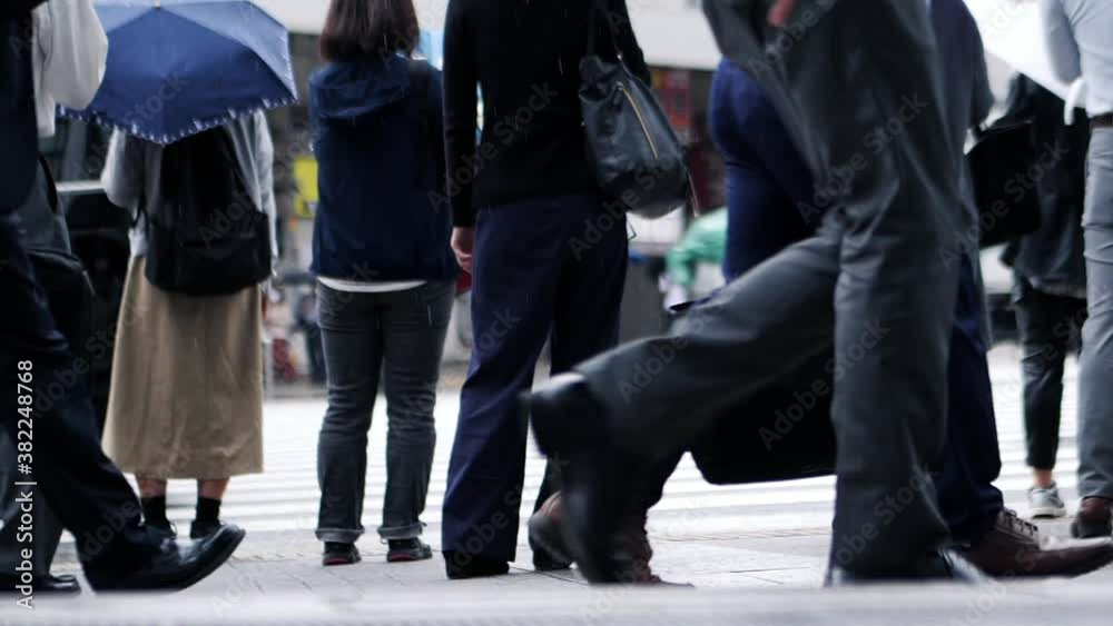 雨の日に出勤するビジネスマン 雨の日に出勤するビジネスマン
