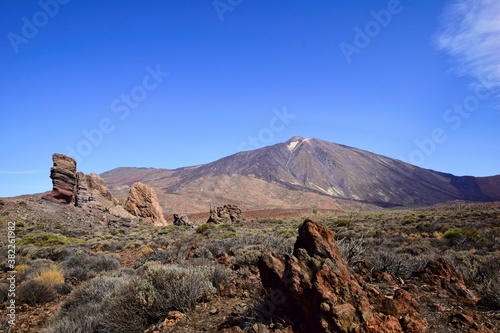 Roque Cinchado con el Teide de fondo