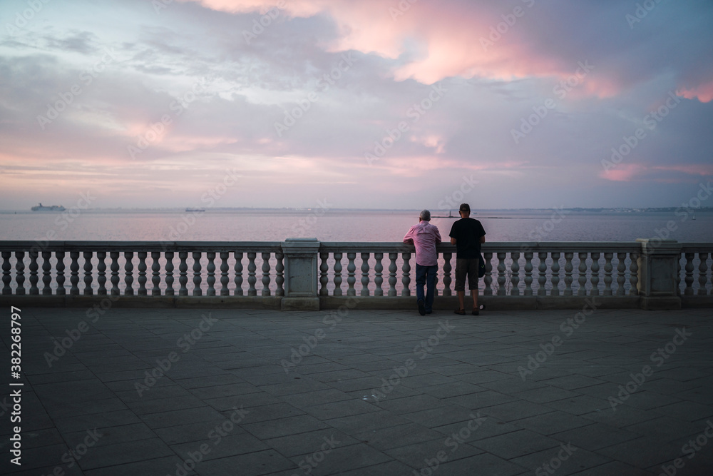 Fototapeta premium Gente y silueta paseando por el paseo maritimo de cadiz