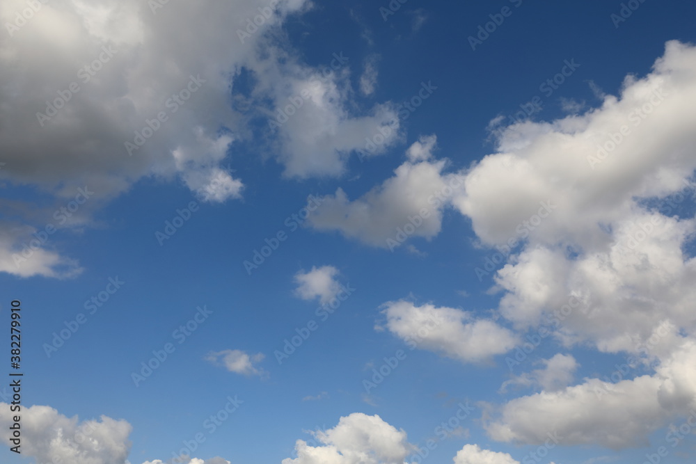 Fototapeta premium 파란 하늘과 흰 구름이 보이는 아름다운 풍경