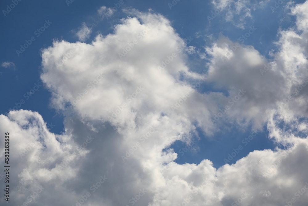 Obraz premium 파란 하늘과 흰 구름이 보이는 아름다운 풍경