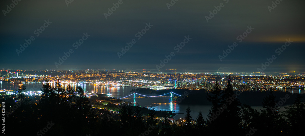 Naklejka premium ライオンズゲートブリッジを中心にバンクーバーの夜景を撮った写真 バンクーバー ブリティッシュコロンビア カナダ 