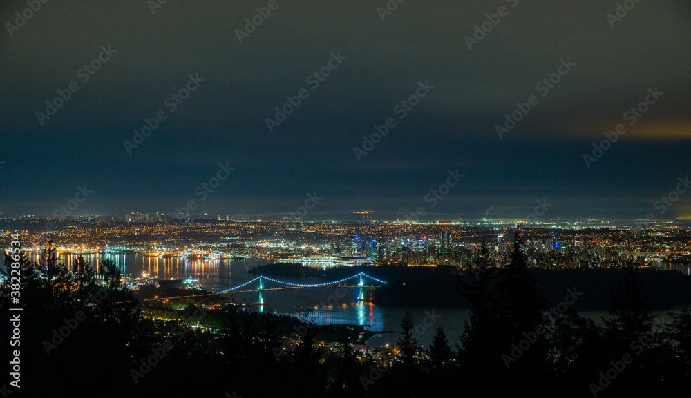 ライオンズゲートブリッジを中心にバンクーバーの夜景を撮った写真　　バンクーバー　ブリティッシュコロンビア　カナダ

