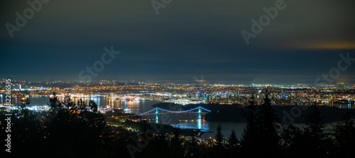 Wallpaper Mural ライオンズゲートブリッジを中心にバンクーバーの夜景を撮った写真　　バンクーバー　ブリティッシュコロンビア　カナダ
 Torontodigital.ca