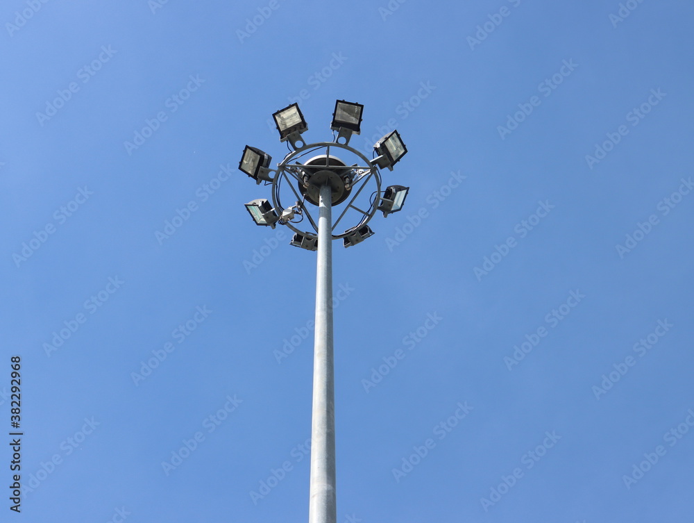 The image is viewed from the bottom of the spotlight column and the blue sky background spotlight lamp. The image is viewed from the bottom of the spotlight column and the blue sky background spotlight lamp.